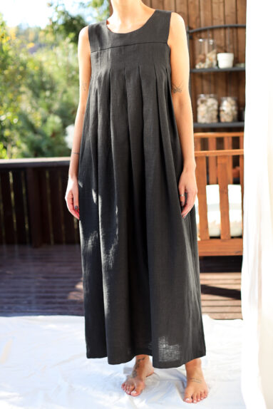 Black linen sleeveless pleated maxi linen dress | Dress | Sustainable clothing | ManInTheStudio