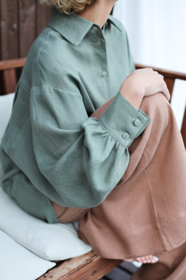 Linen button-up oversized shirt in hunter green | Shirt | Sustainable clothing | ManInTheStudio