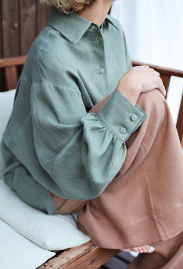 Linen button-up oversized shirt in hunter green | Shirt | Sustainable clothing | ManInTheStudio